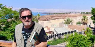 J. J. Ben&iacute;tez cumple 80 a&ntilde;os: el guardi&aacute;n de lo ins&oacute;lito lo celebra en Jordania