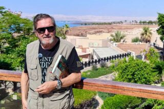J. J. Ben&iacute;tez cumple 80 a&ntilde;os: el guardi&aacute;n de lo ins&oacute;lito lo celebra en Jordania