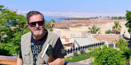 J. J. Ben&iacute;tez cumple 80 a&ntilde;os: el guardi&aacute;n de lo ins&oacute;lito lo celebra en Jordania