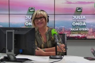 Julia es la monda: La locutora de Onda Cero se r&iacute;e de la propuesta del PP contra los insultos y mira para otro lado con &Oacute;scar Puente