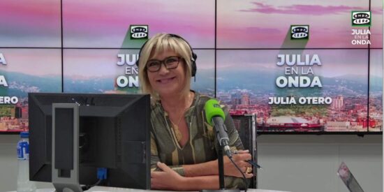 Julia es la monda: La locutora de Onda Cero se r&iacute;e de la propuesta del PP contra los insultos y mira para otro lado con &Oacute;scar Puente