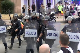 La Polic&iacute;a de Marlaska, que se caga ante los invasores del Tarajal, reprime a golpes a los ceut&iacute;es que imped&iacute;an la entrada de proetarras