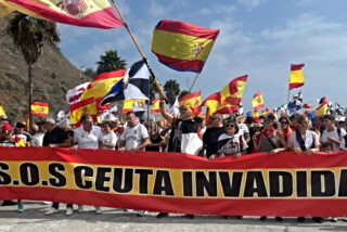 Miles de ceut&iacute;es bloquean la frontera y avisan al marido de Bego&ntilde;a: "Ceuta ser&aacute; la tumba del sanchismo"