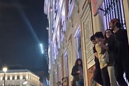 Marlaska permite a los 'okupas' de la Puerta del Sol encaramarse a las ventanas de la Comunidad y bloquear la puerta a Ayuso