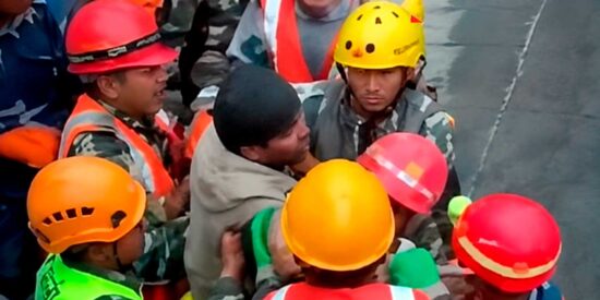 Milagro en Nepal: sobreviven nueve d&iacute;as sepultados por un alud y son rescatados con vida