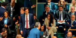 La chavista Delcy atraviesa el plenario de la ONU para besar a S&aacute;nchez