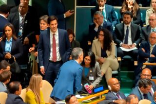 Delcy Rodr&iacute;guez atraviesa el plenario de la ONU para encontrarse con S&aacute;nchez