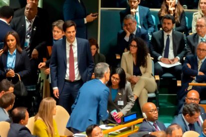 La chavista Delcy atraviesa el plenario de la ONU para besar a S&aacute;nchez