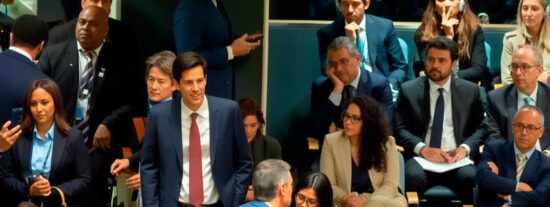 La chavista Delcy atraviesa el plenario de la ONU para besar a S&aacute;nchez