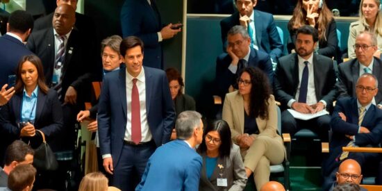 La chavista Delcy atraviesa el plenario de la ONU para besar a S&aacute;nchez