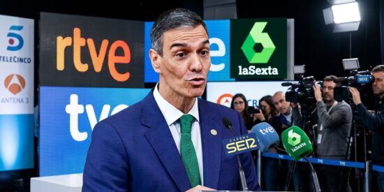 Pedro S&aacute;nchez inicia su gira por los medios afines - Imagen generada con IA