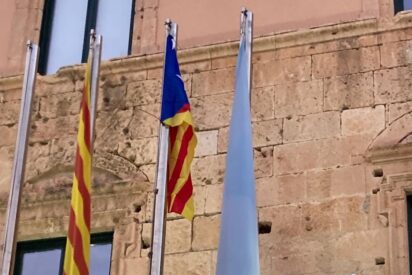 Torredembarra retira la bandera de Espa&ntilde;a y coloca una estelada durante su Fiesta Mayor