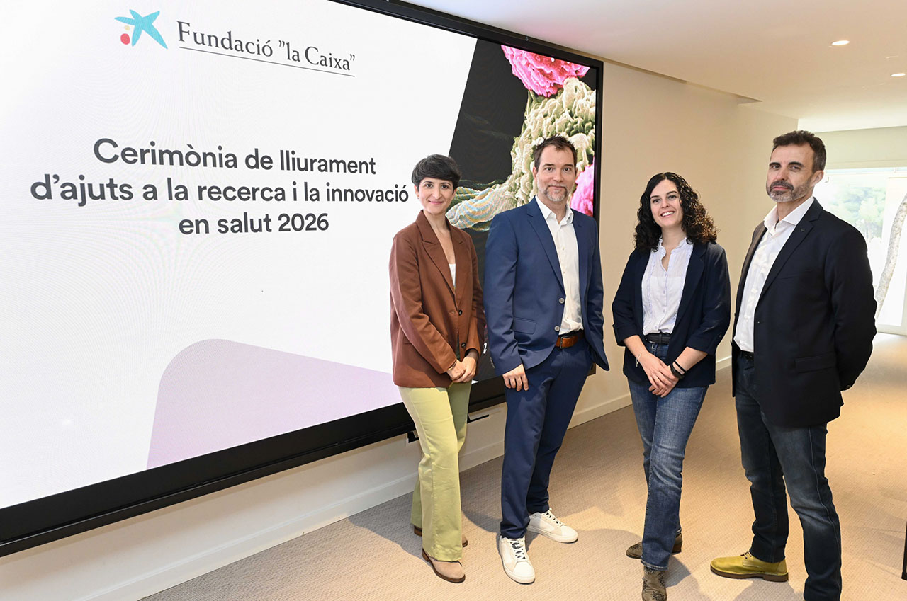 Paola Isetta (Fundación "la Caixa"), Samuel Sánchez (IBEC), Mireia López (UdG) y Sergi Ballespí (UAB), durante el encuentro con medios para presentar las ayudas a la investigación y la innovació 2026. © Fundación ”la Caixa”