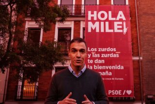 Pedro S&aacute;nchez y la lona en Ferraz tras la visita de Milei