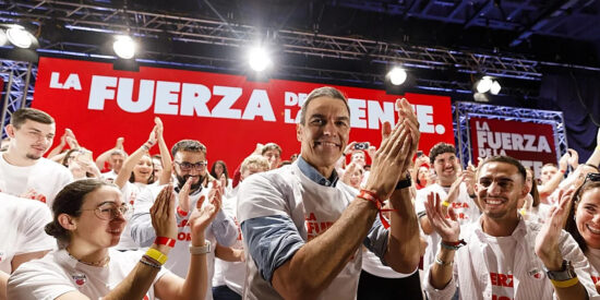 Sánchez y el PSOE en camiseta