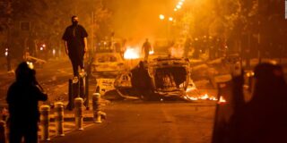 La falta de la bandera nacional y otros factores de la violencia en Francia