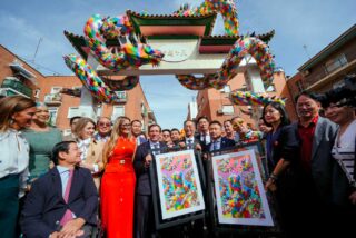 Almeida inaugura el primer arco chino de Madrid, s&iacute;mbolo del &ldquo;entendimiento entre la comunidad china y la ciudad&rdquo;