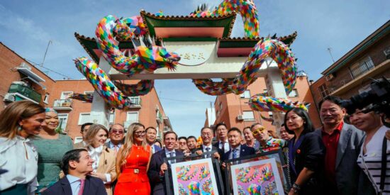 Almeida inaugura el primer arco chino de Madrid, s&iacute;mbolo del &ldquo;entendimiento entre la comunidad china y la ciudad&rdquo;