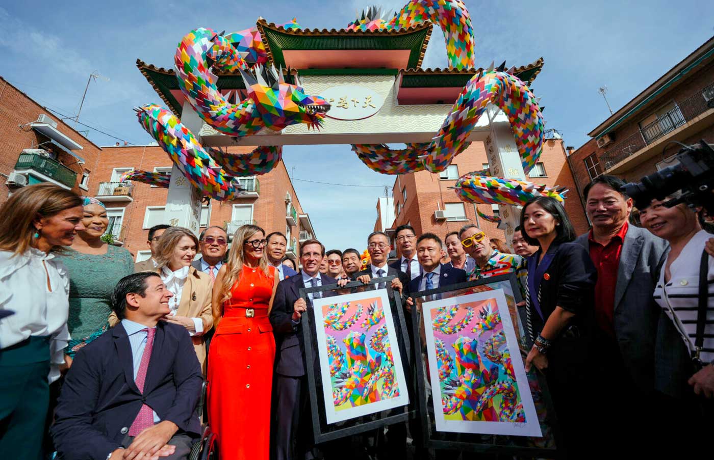 Almeida inaugura el primer arco chino de Madrid, símbolo del “entendimiento entre la comunidad china y la ciudad”