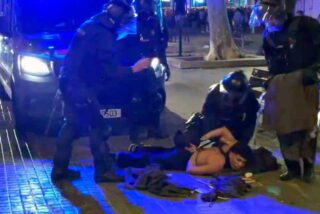 Caos en el coraz&oacute;n de Barcelona: incendios, saqueos y un centenar de detenidos