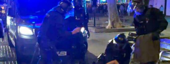 Caos en el coraz&oacute;n de Barcelona: incendios, saqueos y un centenar de detenidos
