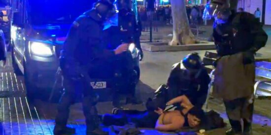 Caos en el coraz&oacute;n de Barcelona: incendios, saqueos y un centenar de detenidos