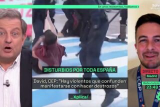 "&iexcl;Eres un idiota!": un ex de Convergencia pierde los papeles y acaba a gritos contra un polic&iacute;a por defender a los agentes en los altercados