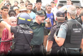 El v&iacute;deo de la verg&uuml;enza: la Polic&iacute;a intent&oacute; evitar el asalto a Ceuta y la Guardia Civil abri&oacute; la verja por orden del Gobierno S&aacute;nchez