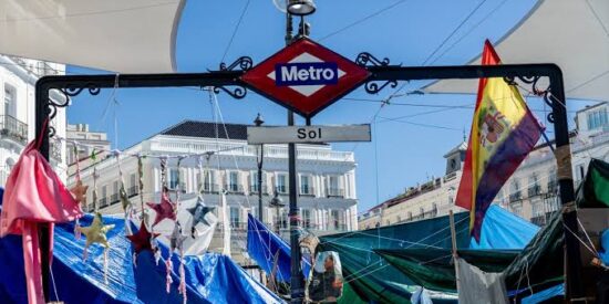 Ayuso cierra la estaci&oacute;n de Sol debido a la insalubridad relacionada con la acampada