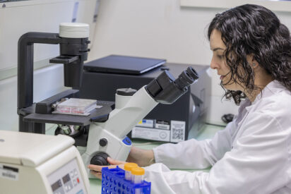 La investigadora Mireia L&oacute;pez Siles, en el laboratorio de la Universitat de Girona.
