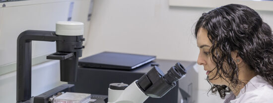 La investigadora Mireia L&oacute;pez Siles, en el laboratorio de la Universitat de Girona.