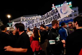 La acampada de Puerta del Sol, blindada y convertida en una pocilga