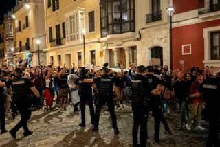 Facinerosos de extrema izquierda atacan el veh&iacute;culo de Abascal en Mah&oacute;n