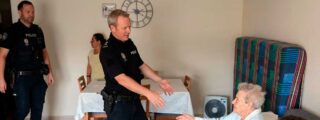 La Polic&iacute;a visita a Teresa, la mujer de 93 a&ntilde;os que sobrevivi&oacute; a la DANA sobre una tabla de p&aacute;del surf