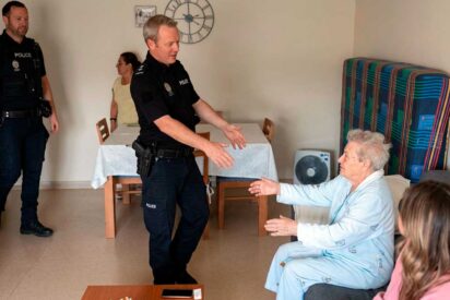 La Polic&iacute;a visita a Teresa, la mujer de 93 a&ntilde;os que sobrevivi&oacute; a la DANA sobre una tabla de p&aacute;del surf